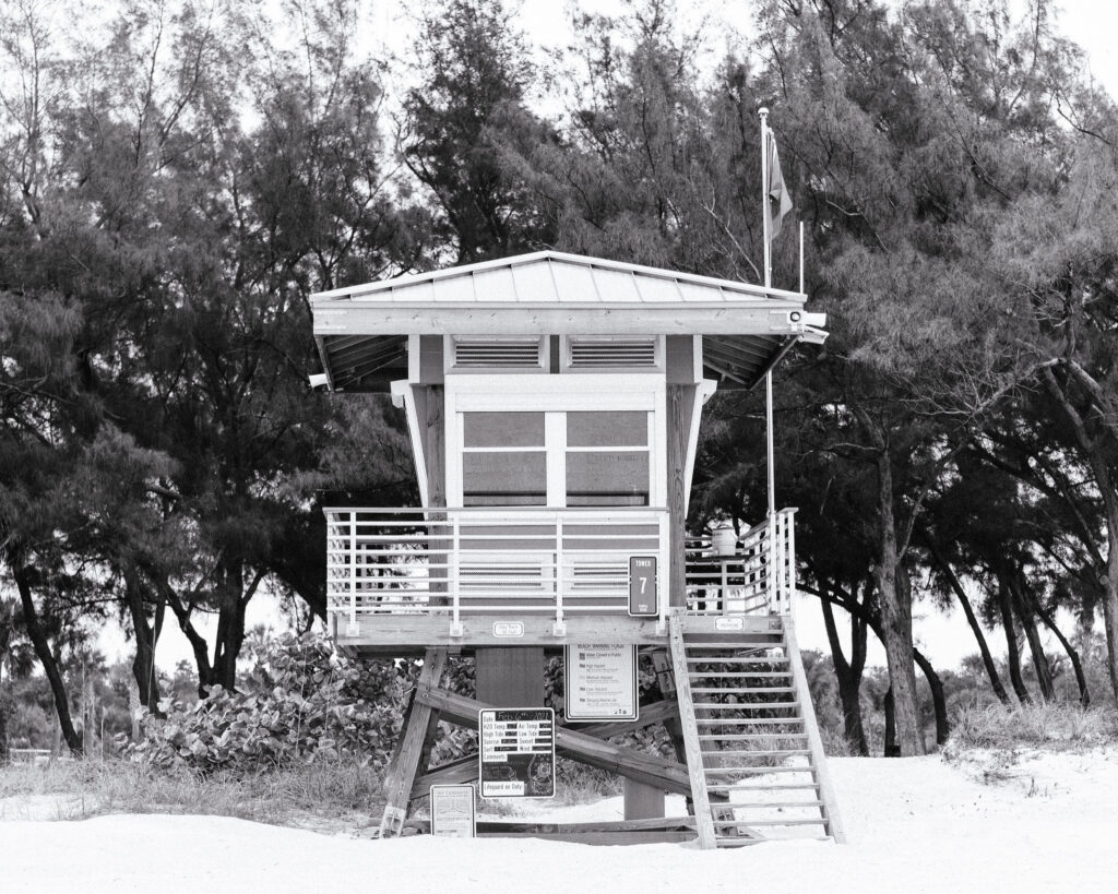 Black and white picture of a lifeguard stand at the beach